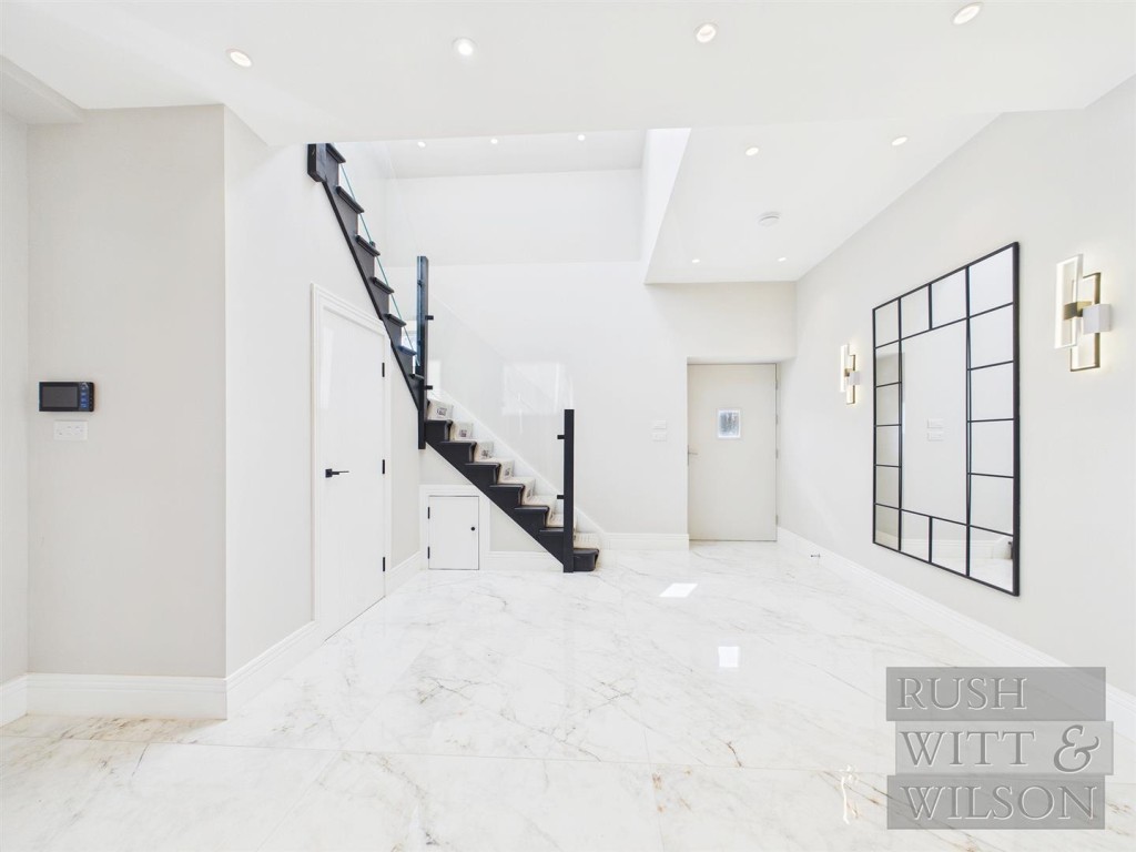 Lot: 100 - WELL PRESENTED DETACHED HOUSE - Hallway in another angle